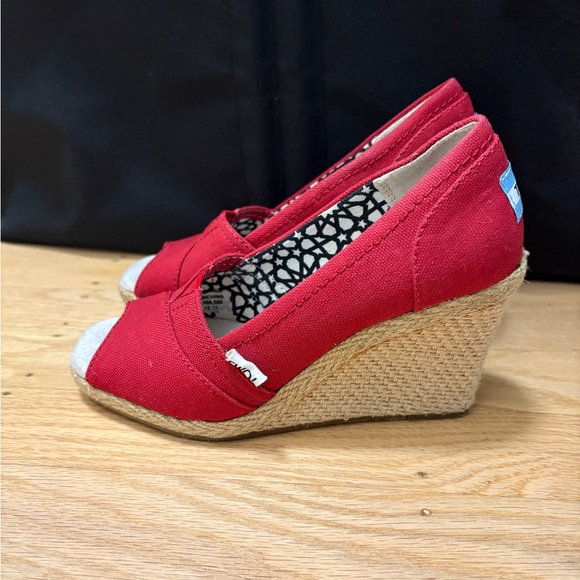 TOMS Red Canvas Wedge Shoes, Size 5 - Picture 2 of 8